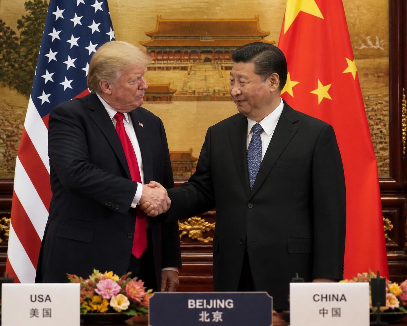 trump réduit les tensions commerciales avec pékin, tout en faisant face à de nouveaux défis économiques et politiques à venir.