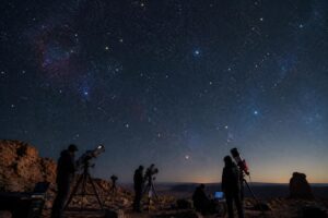 découvrez comment plus de 3 000 exoplanètes invisibles ont été repérées aux confins de notre système solaire grâce au travail remarquable d’astronomes amateurs passionnés.