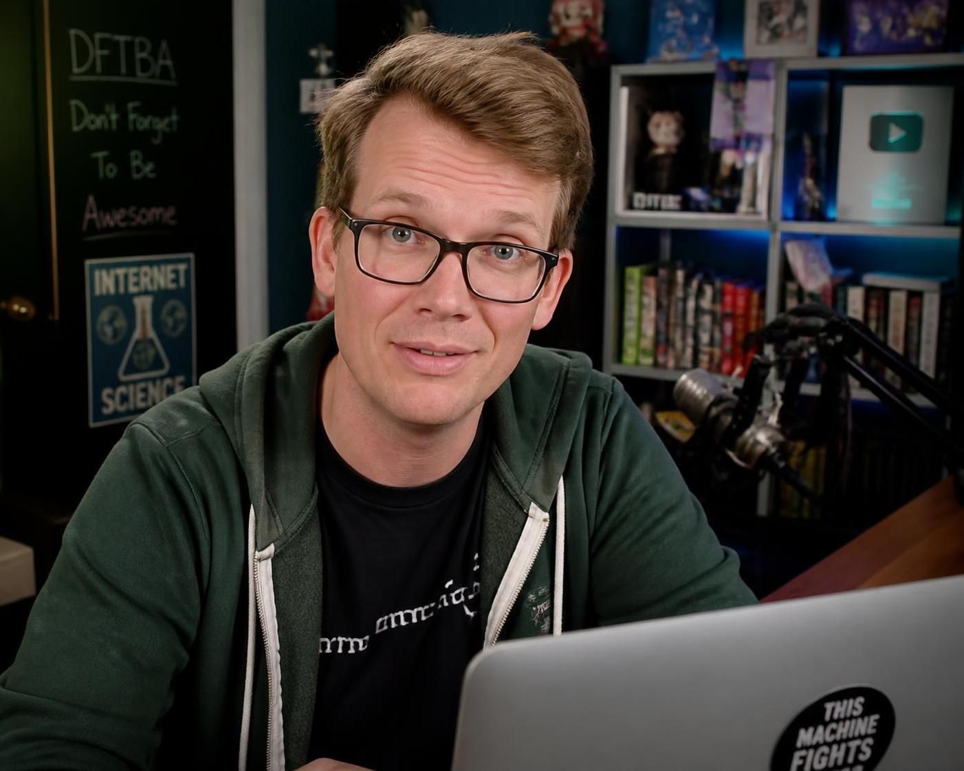 hank green s'excuse publiquement pour avoir trop utilisé chatgpt, soulignant l'importance de l'équilibre entre l'ia et la créativité humaine dans ses contenus.