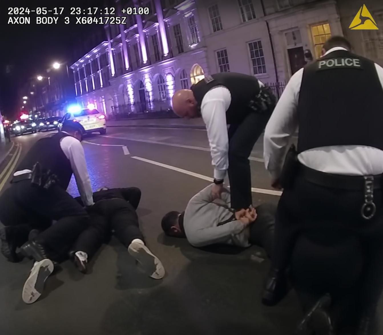 découvrez la vérité sur une vidéo diffusée au royaume-uni prétendant montrer l'interpellation de voleurs par la police, qui s'avère être un montage.