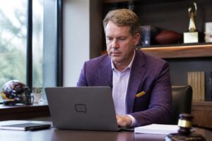 l'entraîneur de lsu, lane kiffin, aurait sollicité des conseils juridiques auprès de chatgpt, révèle une source proche de l'affaire.