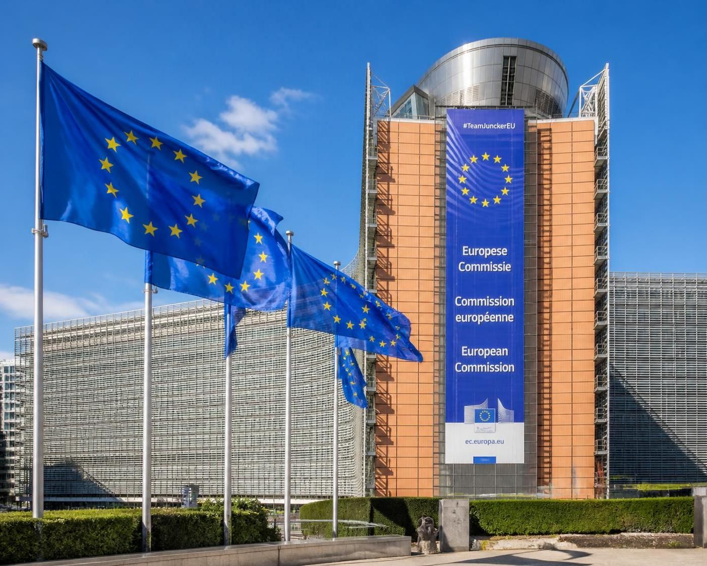 les revenus publicitaires de chatgpt franchissent le cap du milliard de dollars annuels, tandis que l'union européenne l'intègre dans la réglementation des services numériques.