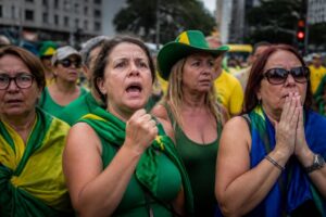 avant la présidentielle au brésil, des militantes pro-bolsonaro créées par intelligence artificielle provoquent la confusion et influencent le débat politique.